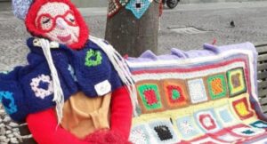 In paese arriva la street art all’uncinetto delle sorelle di CasaRosa