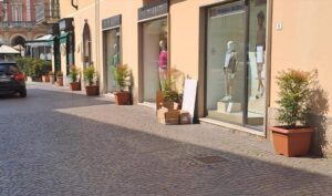 Vasi nuovi in corso Italia: “Con la collaborazione dei negozianti”