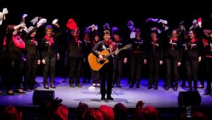 ‘Sono solo canzonette’: da Parigi la corale che canta l’Italia