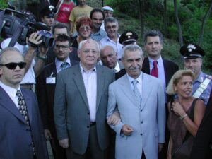 È morto Giulietto Chiesa, il giornalista che accompagnò Gorbačiov in alta val Borbera