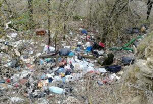 Ripulita la discarica abusiva: “Troveremo e puniremo i responsabili”