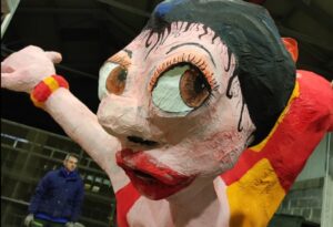 Un circo retrò (con mangiafuoco) per il grande carro di Sezzadio
