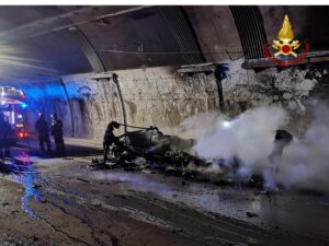 Camper a fuoco in galleria, A26 chiusa tre ore ieri sera
