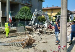 Gli Alpini acquesi a spalare fango tra le strade di Forlì