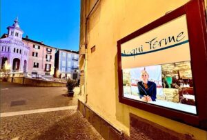 Sotto la Torre Civica il nuovo monitor informativo