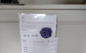 Nei negozi acquesi le rose di Xenia per dire ‘no’ ai femminicidi