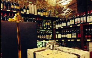 In Enoteca tombola benefica, “e masterclass con il Pinot Nero”