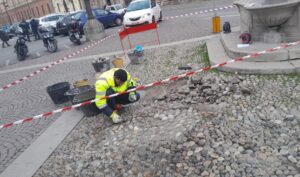 Lavori in città: operai al lavoro tra porfido e ciottoli