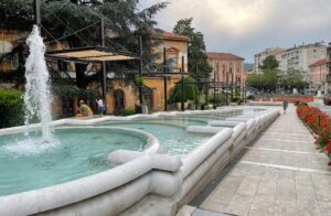 Il ‘Giro’ ad Acqui, e le fontane del centro si tingono di rosa