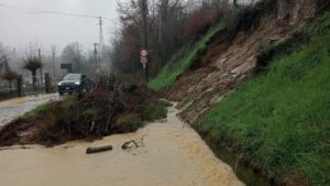 Maltempo, ancora allerta gialla per oggi. Frana a Visone