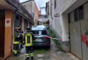 Crolla palazzina disabitata in corso Bagni