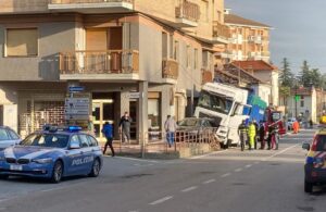 Cassine: malore del conducente, Tir contro auto in corso Marconi