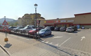 Parcheggio Conad: basta soste eccessive, servirà il disco orario