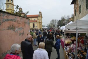 Frascaro, una domenica di fiori e curiosità