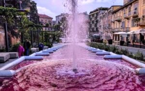 L’acqua delle fontane si tinge di rosa per accogliere il ‘Giro’