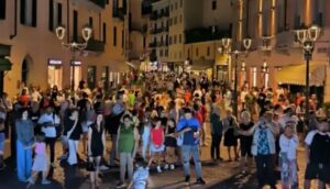 Ad Acqui c’è la ‘Notte bianca dei saldi’: shopping fino a tarda ora
