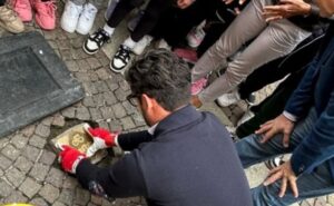 In corso Italia la targa che ricorda la partenza del ‘Giro’