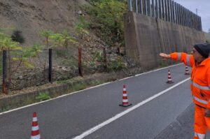 Cavatore: lungo la Sp 210 cede parte di un versante
