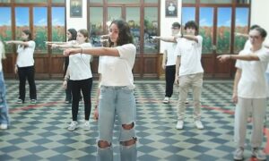‘No’ alla violenza sulle donne: flash mob in piazza Bollente