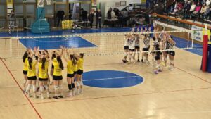 Acrobatica dura un set, Florens vince e sorpassa