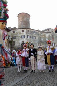 Lachera, pomeriggio di danze, costumi e colori a Rocca Grimalda