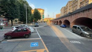 Finiti i lavori per gli stalli di fianco al cavalcavia ferroviario