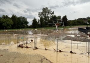 Piscine di Cassine: impianto invaso da terra e fango