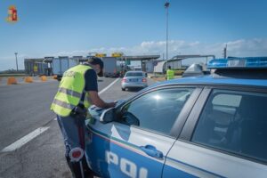 Sette patenti ritirate per cellulare alla guida dalla “Stradale” di Acqui