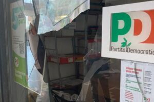 Atto vandalico alla sede del Pd acquese: vetrata in frantumi