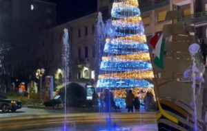Acqui, acceso in piazza Italia il grande albero di Natale