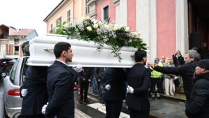 Fiocchi rossi e palloncini per l’addio a Zoe, uccisa a 17 anni