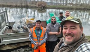 Il Burmia River Team pulisce le rive del fiume: «Trovato di tutto»