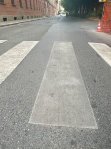 Acqui: “Corso Roma, strisce già scolorite e il ponteggio riduce la visibilità”