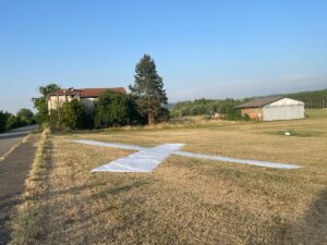 Acqui, una croce bianca sulla pista. Aviosuperficie chiusa, resta la speranza
