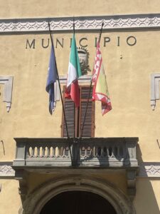 Acqui Terme, bandiere sbiadite a Palazzo Levi: proposta anche una colletta