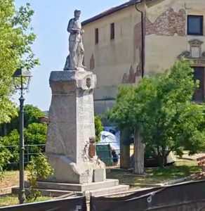 Cassine, festival troppo vicino al monumento ai caduti